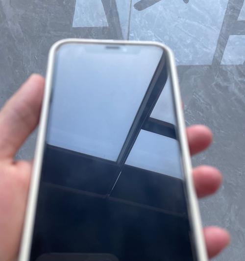 iPhone11死机屏幕没反应怎么办（解决iPhone11屏幕死机问题的简单方法）  第1张